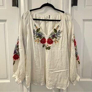 Anthropologie Akemi + Kin  Embroidered Peasant Blouse Red Roses size Small